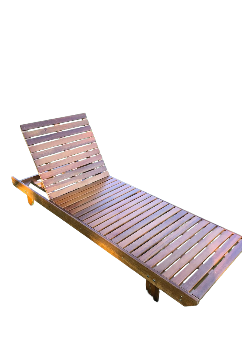 10 espreguicadeira em madeira passa perto